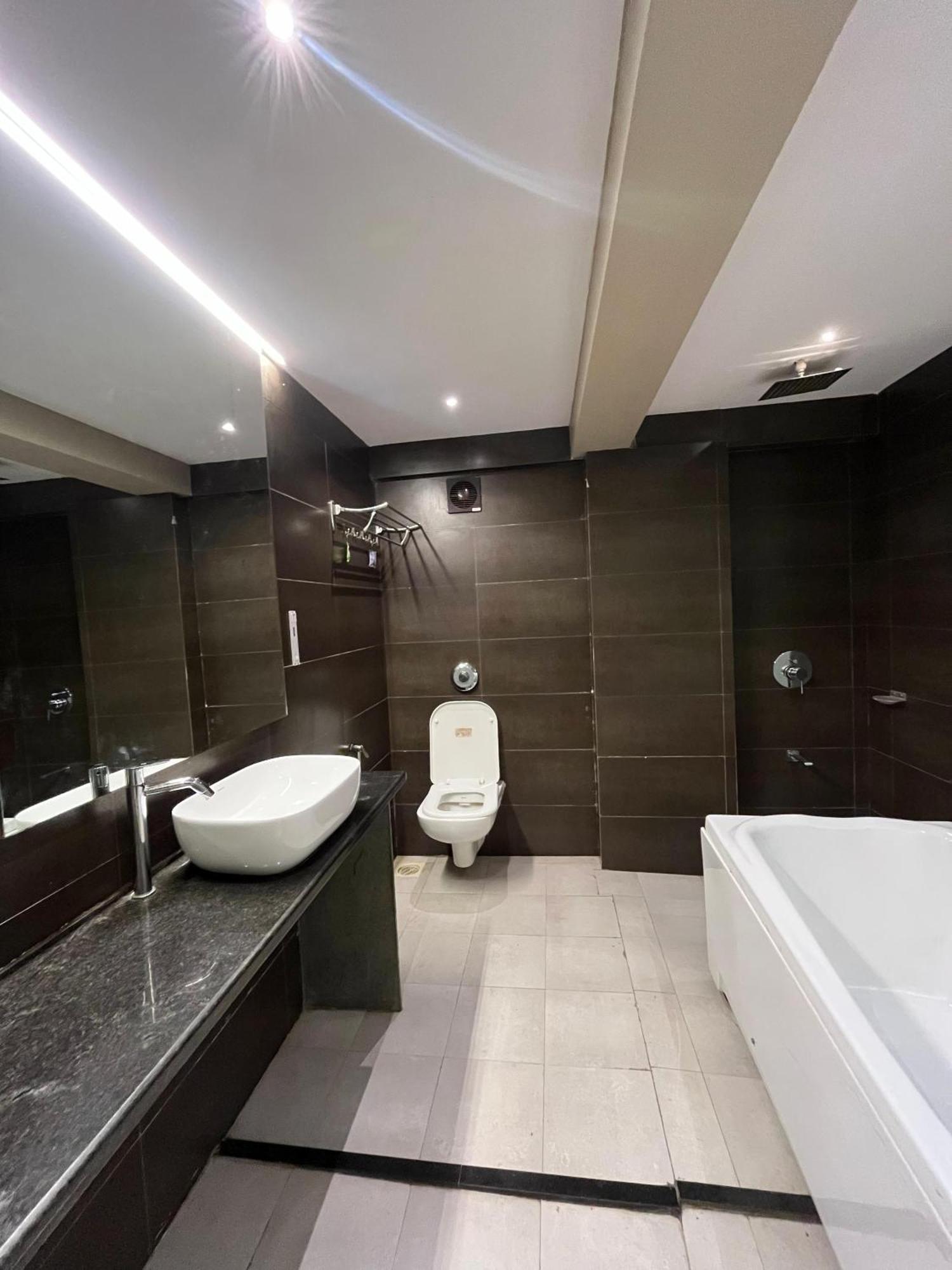 Hotel Merakee - Near Dahisar Mira Road Mumbai Zewnętrze zdjęcie